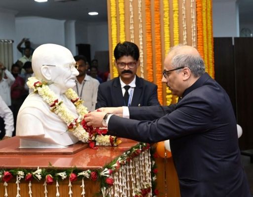 मुख्य न्यायाधीश ने महात्मा गांधी की प्रतिमा का अनावरण कर उन्हें नमन किया