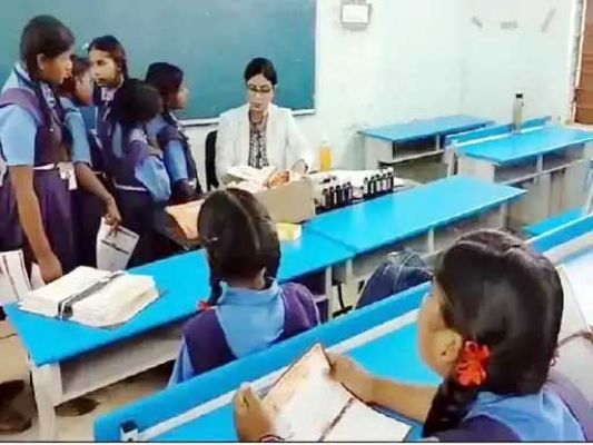  सरकारी स्कूल में कई स्टूडेंट्स हुए बेहोश...