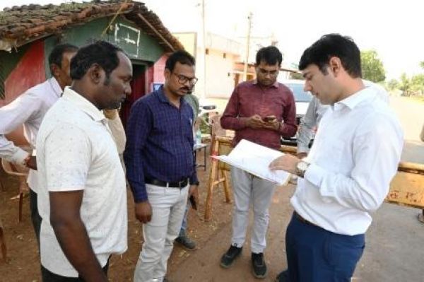  कलेक्टर ने नाकों में पहुंचकर सुरक्षा व्यवस्थाओं का लिया जायजा