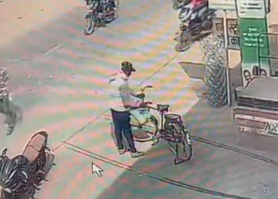  दिन दहाड़े पैसों से भरा थैला पार, सीसीटीवी में कैद हुई वारदात...