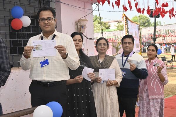  कलेक्टर ने सपरिवार किया मतदान