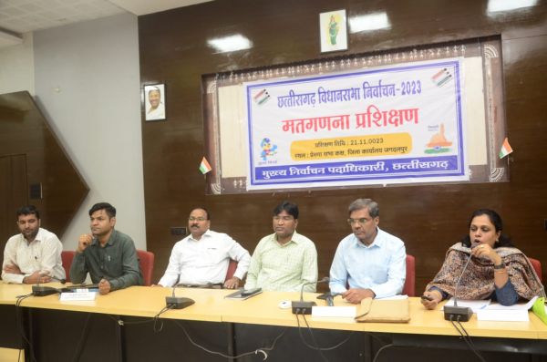  मतगणना के लिए मास्टर ट्रेनर्स ने दिया प्रशिक्षण