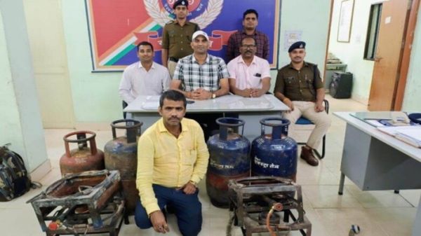  ओखा-शालीमार एक्सप्रेस में छापा, पेंट्रीकार में मिले चार गैस सिलेंडर जब्त, मैनेजर पर मामला दर्ज