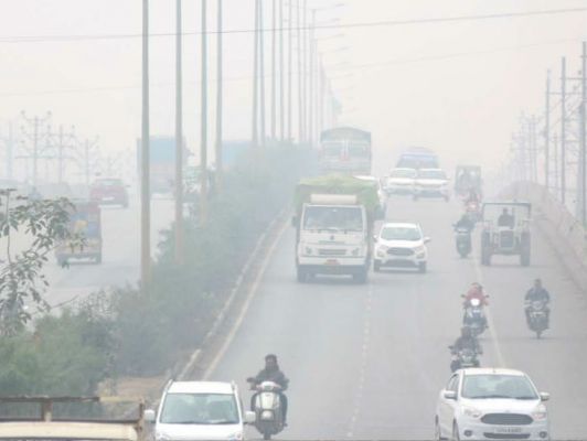 चक्रवात के चलते बदला मौसम, राजधानी में पड़ रही फुहार....