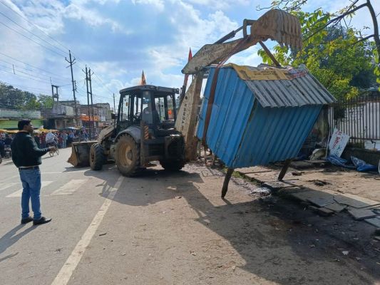 निगम ने चौराहों और सड़कों के किनारे से अवैध ठेले हटाए