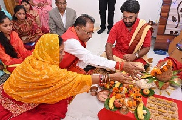 सीएम विष्णु देव साय ने धर्मपत्नी के साथ की पूजा, मां का लिया आशीर्वाद