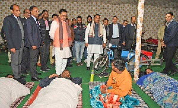 नववर्ष पर रैनबसेरों में पहुंचे मुख्यमंत्री जाना लोगों का हाल