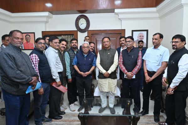 मुख्यमंत्री से शहीद कर्नल विप्लव त्रिपाठी के पिता ने की मुलाकात