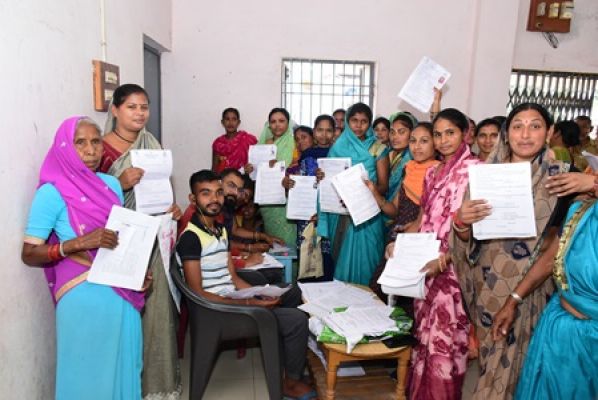 जिले में महतारी वंदन योजना अंतर्गत योजना का लाभ लेने के लिए महिलाओं ने दिखाई विशेष रूचि