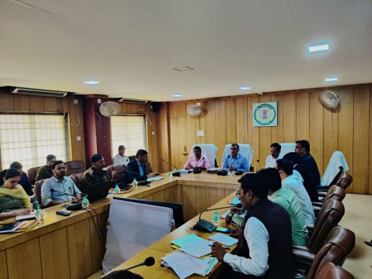  लोकहित के मामलों को गंभीरता से लें : कलेक्टर