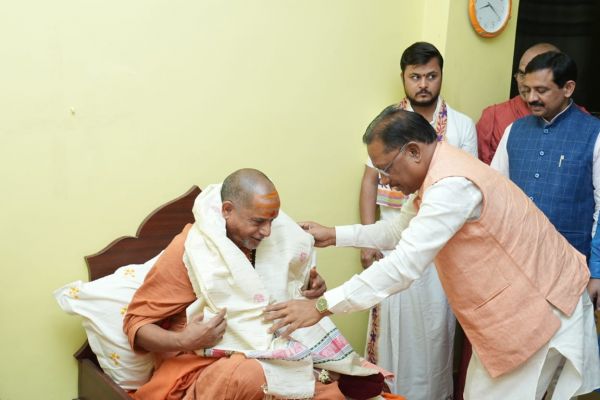  आशीर्वाद लेने बोरियाकला स्थित शंकराचार्य आश्रम पहुंचे मुख्यमंत्री 