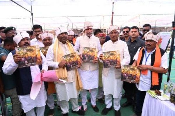 मुख्यमंत्री साय ने किया ट्राइब्स ऑफ बस्तर कॉफी टेबल बुक का विमोचन