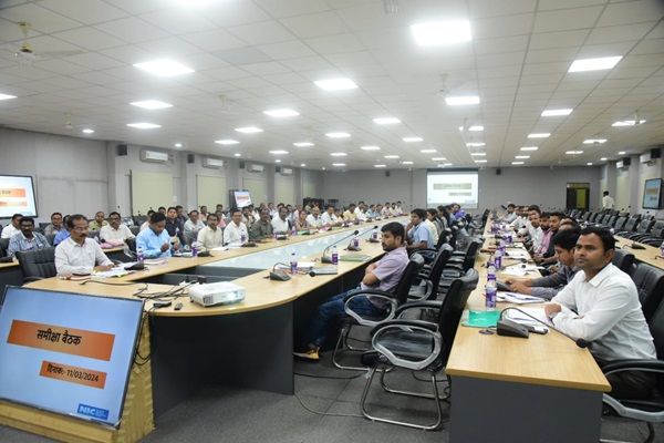 प्रभारी मंत्री बृजमोहन अग्रवाल ने की जिले में संचालित विकास कार्यों की समीक्षा