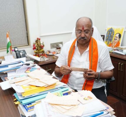 प्राइमरी स्कूल की बालिकाओं के पत्र पढ़कर भावुक हुए बृजमोहन...