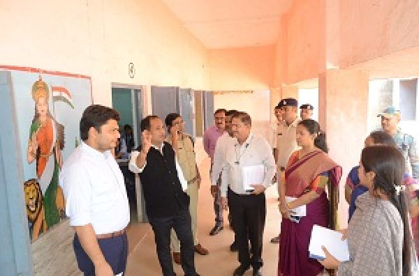 दिव्यांगजनों के लिए रैंप का करें इंतजाम, बूथ को बनाएं सुविधाजनक : कलेक्टर