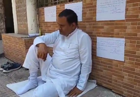  नहीं बुझ रही बगावत की आग : कांग्रेस प्रत्याशी के विरोध में उतरे नेता...