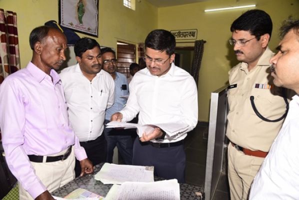 कलेक्टर-एसपी ने कोटा ब्लॉक के आधा दर्जन गांवों का किया दौरा
