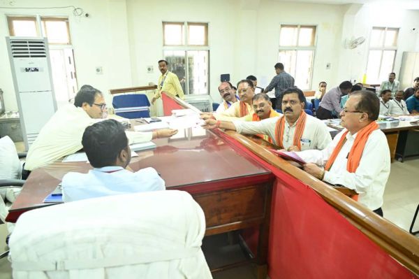 संतोष पांडेय ने राजनांदगांव में दाखिल किया नामांकन