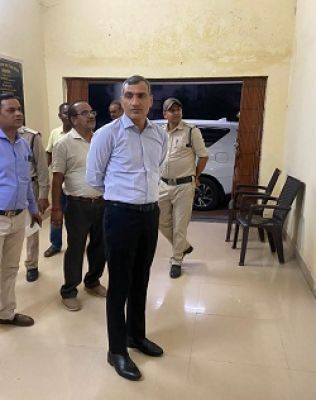 कलेक्टर शर्मा ने किया ट्रांजिट हॉस्टल का निरीक्षण