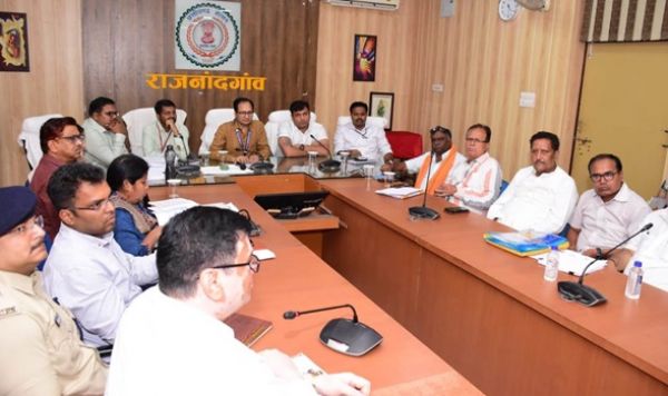 कलेक्टर एवं रिटर्निंग ऑफिसर ने ली राजनीतिक दलों की बैठक