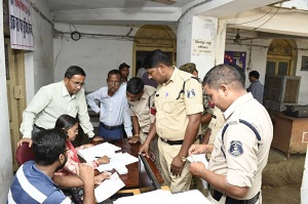 मीडिया प्रतिनिधियों ने पहली बार डाक मतपत्र के जरिए किया मतदान