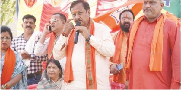 विजय बघेल ने हनुमान जी का आशीर्वाद लेकर शुरू किया जनसम्पर्क यात्रा