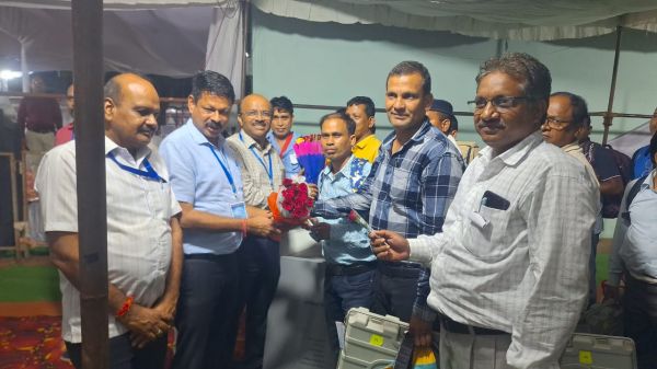 मतदान दलों की सकुशल वापसी पर प्रशासन द्वारा गुलदस्ता देकर किया गया स्वागत