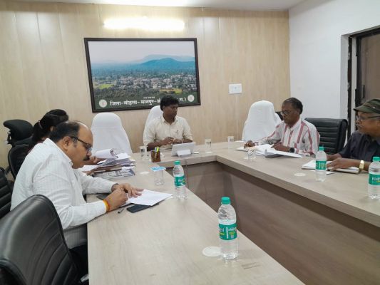 कलेक्टर एस जयवर्धन की अध्यक्षता में जिला स्तरीय पुनर्वास समिति की बैठक