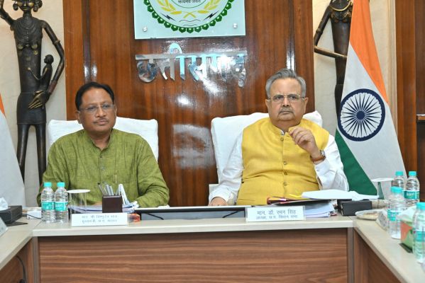  विधानसभा अध्यक्ष डॉ रमन सिंह और मुख्यमंत्री श्री विष्णु देव साय नवा रायपुर में बन रहे विधानसभा के नवीन भवन निर्माण की प्रगति की समीक्षा कर रहे