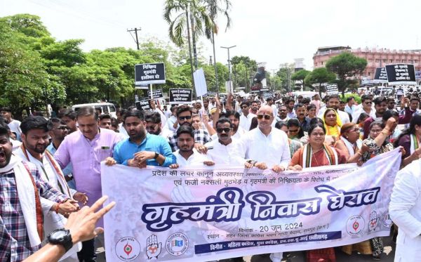 बिगड़ती कानून व्यवस्था को लेकर कांग्रेसियों ने किया गृहमंत्री का घेराव, मांगा इस्तीफा...