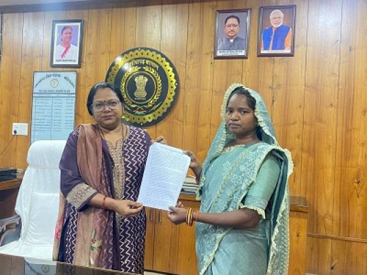 ग्राम पंचायत सचिव की पत्नी बेदमति को एक माह के भीतर मिली अनुकंपा नियुक्ति