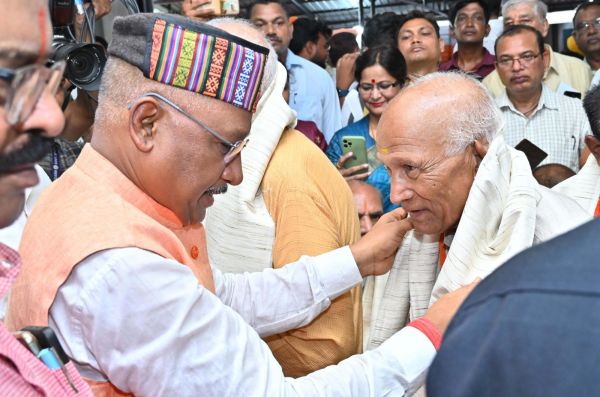 मुख्यमंत्री ने आपातकाल स्मृति दिवस पर अपने निवास पर लोकतंत्र सेनानियों को किया सम्मानित 