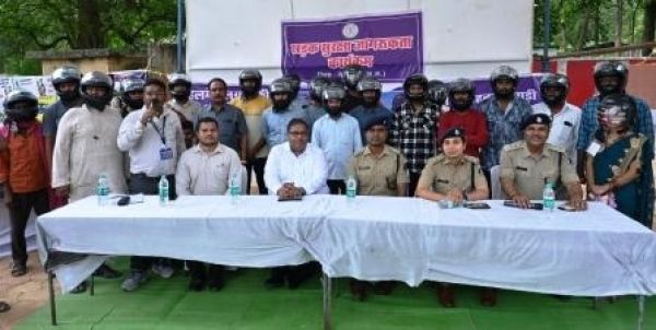 हेलमेट के उपयोग को सामाजिक जिम्मेदारी के रूप में दें बढ़ावा : कलेक्टर