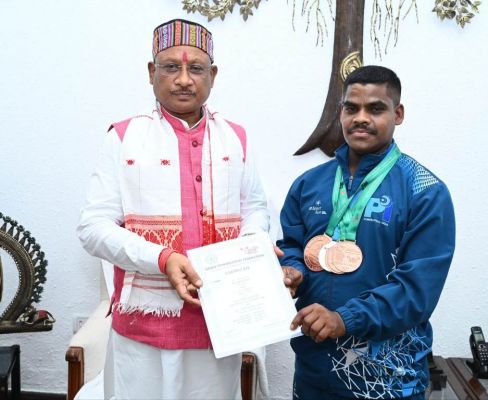 मुख्यमंत्री से पावरलिफ्टिंग चैंपियनशिप के विजेता भागवत राव ने की मुलाकात