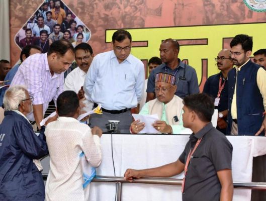 जनदर्शन में कवर्धा के बैगा जनजाति के प्रतिनिधियों ने की सामाजिक भवन की मांग