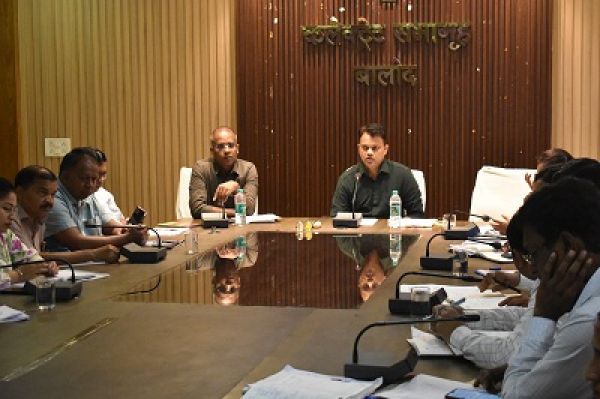 कलेक्टर ने की विभिन्न विभागों के लंबित प्रकरणों की समीक्षा