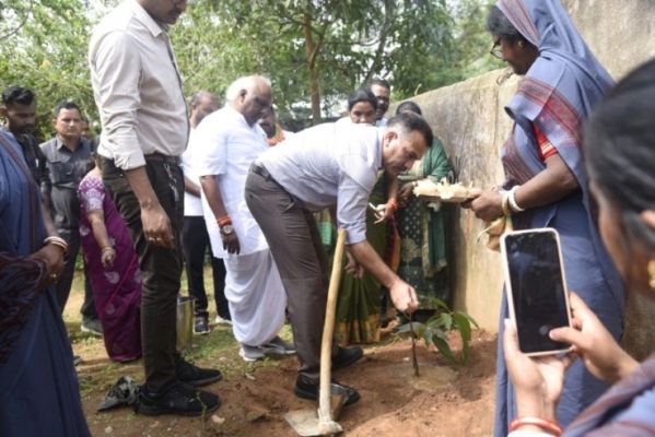 एक पेड़ मां के नाम अभियान में सांसद-कलेक्टर ने किया पौधरोपण