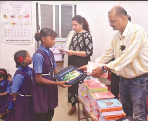 बच्चों की शिक्षा की राह आसान करने जीई फाउंडेशन ने दी पाठ्य सामग्री