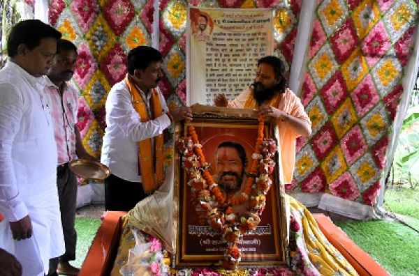 उपमुख्यमंत्री ने पाटेश्वर धाम में श्रीराम जानकीदास जी महाराज की समाधि स्थल में पहुँचकर उन्हें दी श्रद्धांजलि