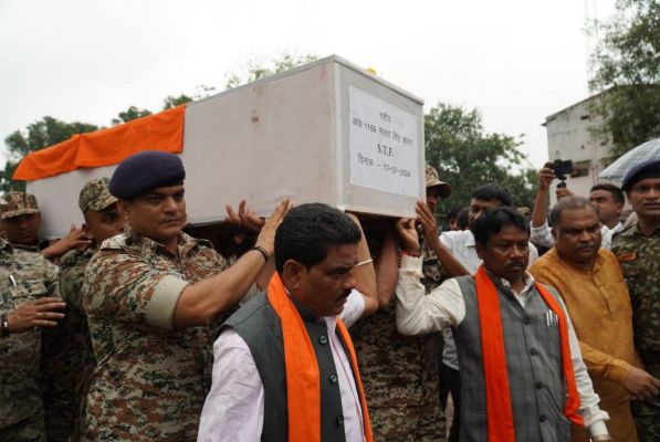 सांसद-विधायक, आईजी-एसपी ने बीजापुर में शहीद जवानों को दी श्रद्धांजलि