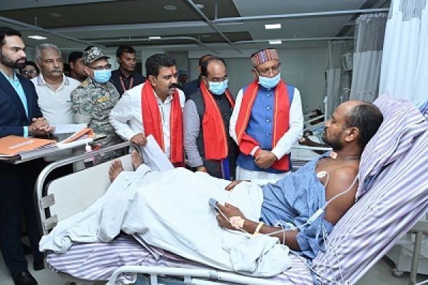  मुख्यमंत्री ने दिल्ली प्रवास से लौटते ही सीधे रामकृष्ण केयर हॉस्पिटल पहुंचकर घायल जवानों का हाल-चाल जाना