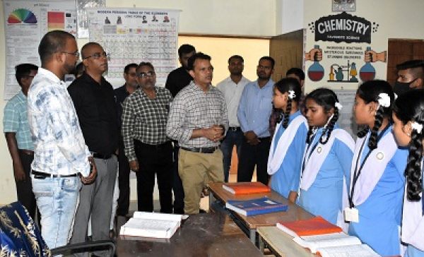 शासकीय उच्चतर माध्यमिक विद्यालय सुरडोंगर कलेक्टर ने किया निरीक्षण