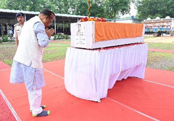 मुख्यमंत्री विष्णु देव साय और उप मुख्यमंत्री विजय शर्मा ने शहीद जवान के पार्थिव शरीर को कांधा देकर शहीद के निवास रायपुर-सड्डू के लिए किया रवाना