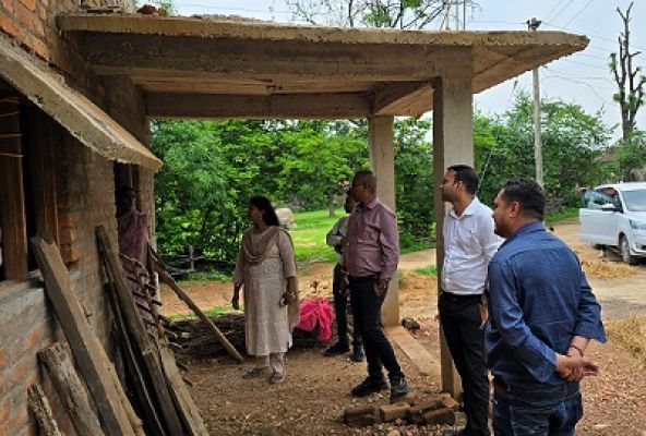सीइओ डाॅ. कन्नौजे ने जनपद पंचायत कार्यालय में समीक्षा बैठक लेकर अपूर्ण आवासों को शीघ्र पूरा करने के दिए निर्देश