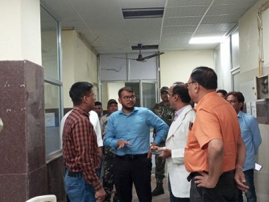 मलेरिया व डायरिया पीड़ित मरीजों को देखने पहुंचे कलेक्टरआईसीयू और सामान्य बेड की संख्या बढ़ाने दिए निर्देश