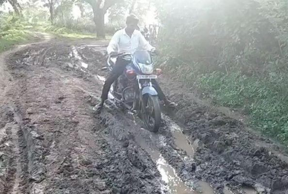 बारिश के दौरान दलदल और कीचड़ भरी सड़क पर चलने को मजबूर