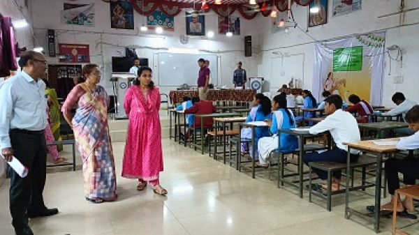 कलेक्टर ने किया परीक्षा केन्द्र का निरीक्षण