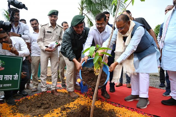 मुख्यमंत्री ने आम का पौधा रोपकर बस्तर ज़िले में की एक पेड़ माँ के नाम महावृक्षारोपण अभियान की शुरुआत