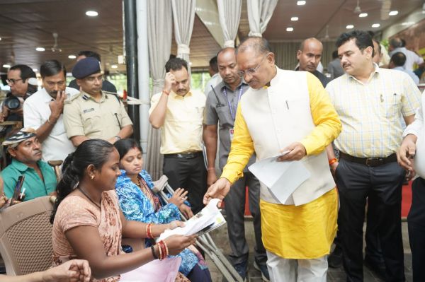  रिमझिम बारिश के बीच जनदर्शन में बड़ी संख्या में पहुंचे आमजन