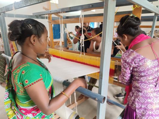 हथकरघा में हुनरमंद हो रही महिलाएं और बालिकाएं